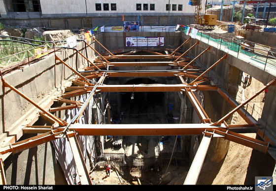 گزارش تصویری | خروج دستگاه حفار خط 2 قطارشهری مشهد از ایستگاه میدان شهدا | عکس : حسین شریعت | شهرآرا