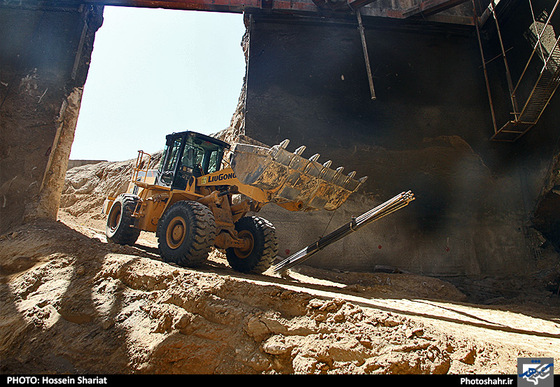 گزارش تصویری | خروج دستگاه حفار خط 2 قطارشهری مشهد از ایستگاه میدان شهدا | عکس : حسین شریعت | شهرآرا