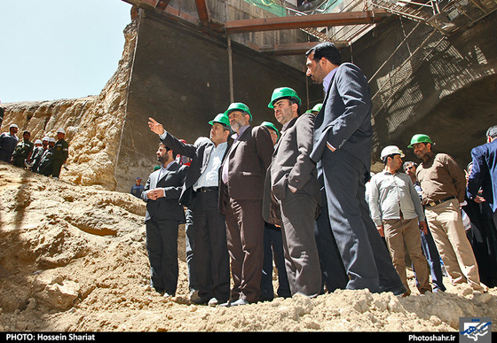 گزارش تصویری | خروج دستگاه حفار خط 2 قطارشهری مشهد از ایستگاه میدان شهدا | عکس : حسین شریعت | شهرآرا