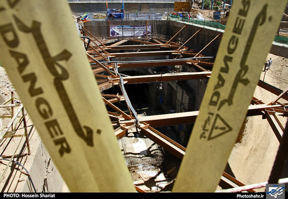 گزارش تصویری | خروج دستگاه حفار خط 2 قطارشهری مشهد از ایستگاه میدان شهدا | عکس : حسین شریعت | شهرآرا