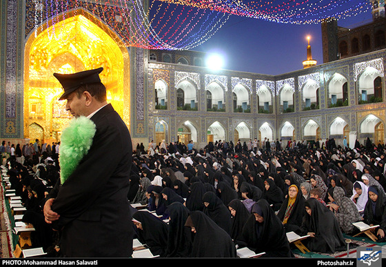 گزارش تصویری | جزء خوانی قرآن کریم در حرم رضوی | عکس : محمد حسن صلواتی/شهرآرا 