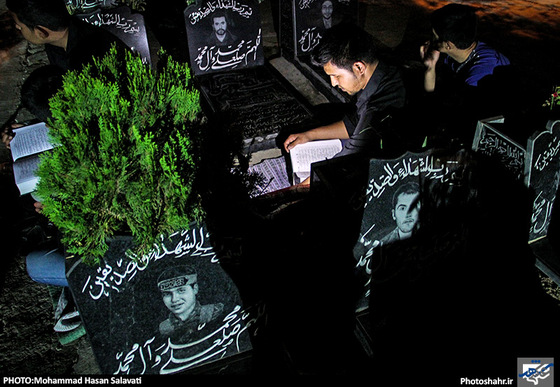 گزارش تصویری | احیای شب بیست و یک رمضان در گلزار شهدا بهشت رضا(ع) | عکس : محمد حسن صلواتی / شهرآرا