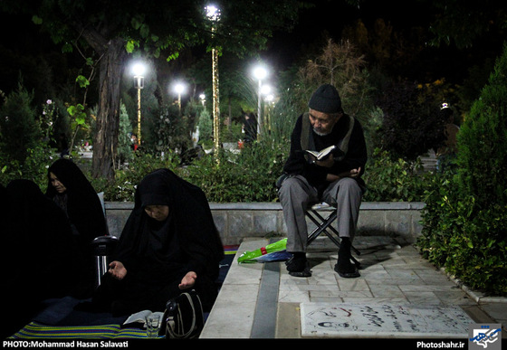 گزارش تصویری | احیای شب بیست و یک رمضان در گلزار شهدا بهشت رضا(ع) | عکس : محمد حسن صلواتی / شهرآرا