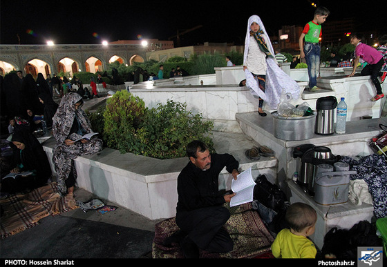 گزارش تصویری|مراسم احیای شب بیست و سوم ماه رمضان در اطراف حرم رضوی|عکس:حسین شریعت /شهرآرا