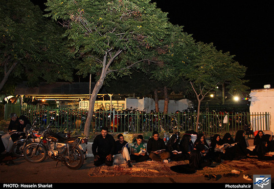 گزارش تصویری|مراسم احیای شب بیست و سوم ماه رمضان در اطراف حرم رضوی|عکس:حسین شریعت /شهرآرا