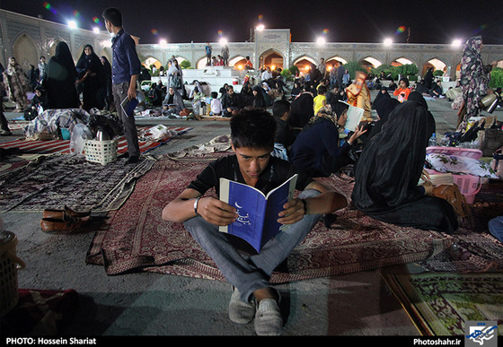 گزارش تصویری|مراسم احیای شب بیست و سوم ماه رمضان در اطراف حرم رضوی|عکس:حسین شریعت /شهرآرا