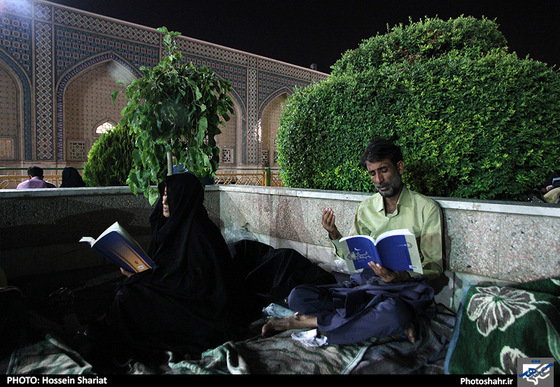گزارش تصویری|مراسم احیای شب بیست و سوم ماه رمضان در اطراف حرم رضوی|عکس:حسین شریعت /شهرآرا