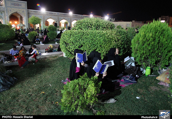 گزارش تصویری|مراسم احیای شب بیست و سوم ماه رمضان در اطراف حرم رضوی|عکس:حسین شریعت /شهرآرا