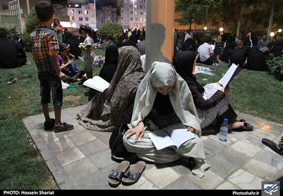 گزارش تصویری|مراسم احیای شب بیست و سوم ماه رمضان در اطراف حرم رضوی|عکس:حسین شریعت /شهرآرا