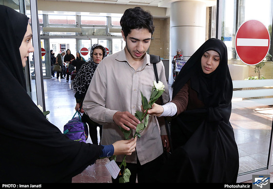 گزارش تصویری | اهدای گل به بانوان به مناسبت روز ملی حجاب در راه آهن مشهد | عکس :ایمان جنتی/شهرآرا