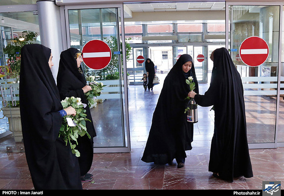 گزارش تصویری | اهدای گل به بانوان به مناسبت روز ملی حجاب در راه آهن مشهد | عکس :ایمان جنتی/شهرآرا