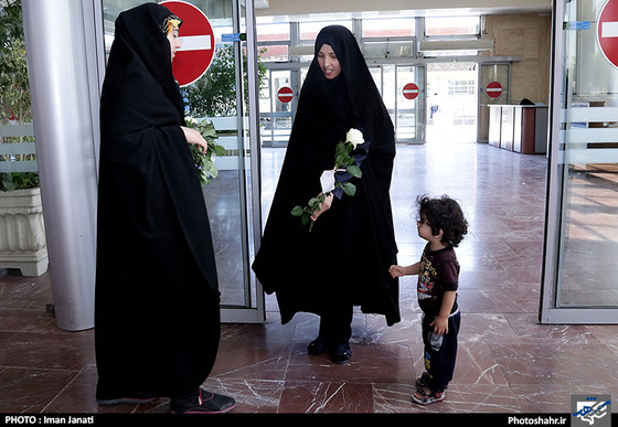 گزارش تصویری | اهدای گل به بانوان به مناسبت روز ملی حجاب در راه آهن مشهد | عکس :ایمان جنتی/شهرآرا