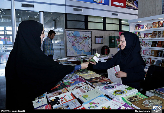 گزارش تصویری | اهدای گل به بانوان به مناسبت روز ملی حجاب در راه آهن مشهد | عکس :ایمان جنتی/شهرآرا