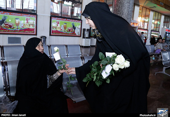 گزارش تصویری | اهدای گل به بانوان به مناسبت روز ملی حجاب در راه آهن مشهد | عکس :ایمان جنتی/شهرآرا