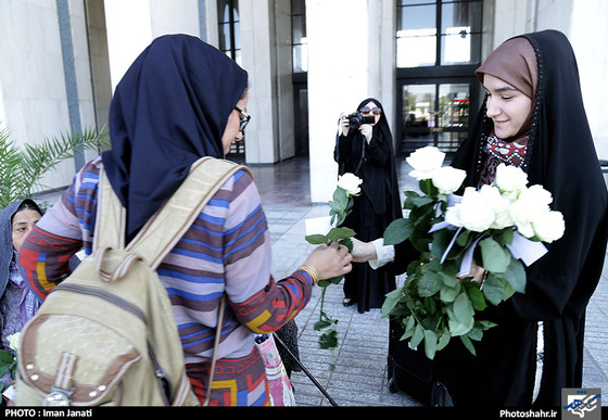 گزارش تصویری | اهدای گل به بانوان به مناسبت روز ملی حجاب در راه آهن مشهد | عکس :ایمان جنتی/شهرآرا