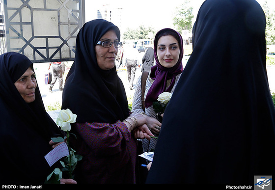 گزارش تصویری | اهدای گل به بانوان به مناسبت روز ملی حجاب در راه آهن مشهد | عکس :ایمان جنتی/شهرآرا