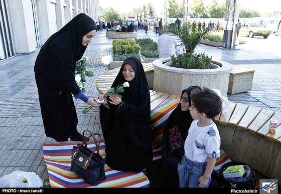 گزارش تصویری | اهدای گل به بانوان به مناسبت روز ملی حجاب در راه آهن مشهد | عکس :ایمان جنتی/شهرآرا