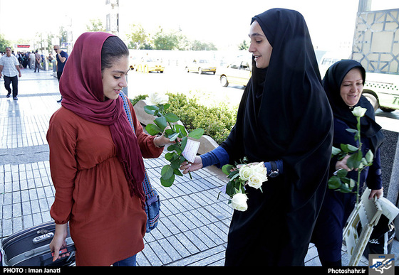 گزارش تصویری | اهدای گل به بانوان به مناسبت روز ملی حجاب در راه آهن مشهد | عکس :ایمان جنتی/شهرآرا