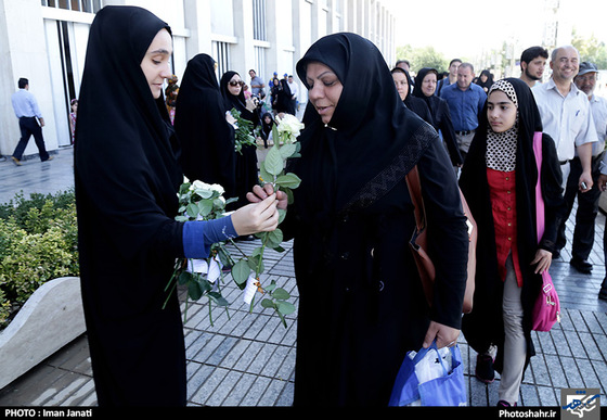 گزارش تصویری | اهدای گل به بانوان به مناسبت روز ملی حجاب در راه آهن مشهد | عکس :ایمان جنتی/شهرآرا