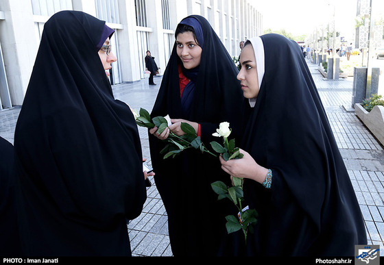 گزارش تصویری | اهدای گل به بانوان به مناسبت روز ملی حجاب در راه آهن مشهد | عکس :ایمان جنتی/شهرآرا