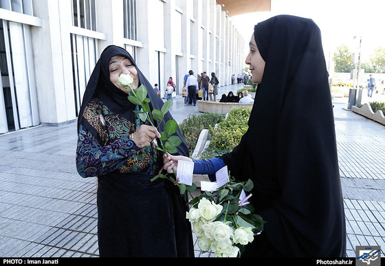 گزارش تصویری | اهدای گل به بانوان به مناسبت روز ملی حجاب در راه آهن مشهد | عکس :ایمان جنتی/شهرآرا