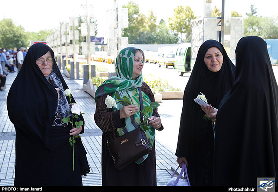 گزارش تصویری | اهدای گل به بانوان به مناسبت روز ملی حجاب در راه آهن مشهد | عکس :ایمان جنتی/شهرآرا