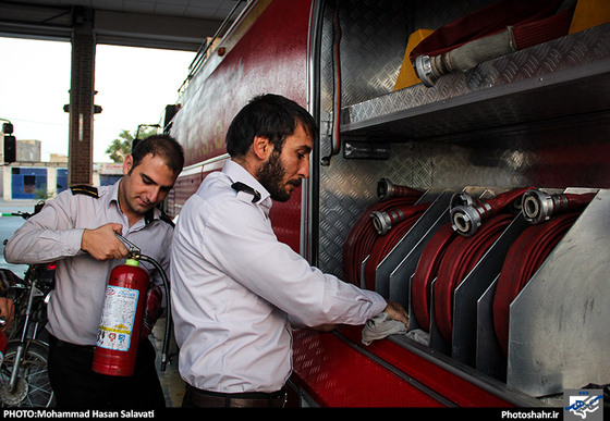 گزارش تصویری | یک افطاری ساده با آتش نشانان محله طرق | عکس:محمد حسن صلواتی /شهرآرا