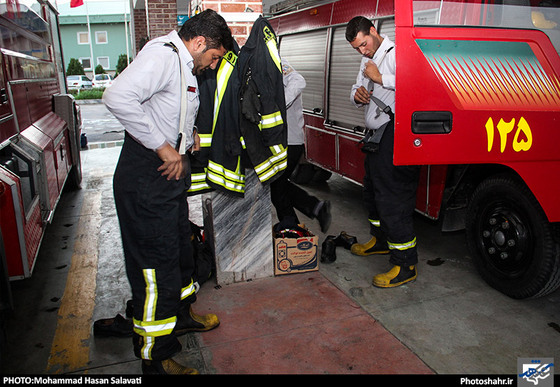 گزارش تصویری | یک افطاری ساده با آتش نشانان محله طرق | عکس:محمد حسن صلواتی /شهرآرا