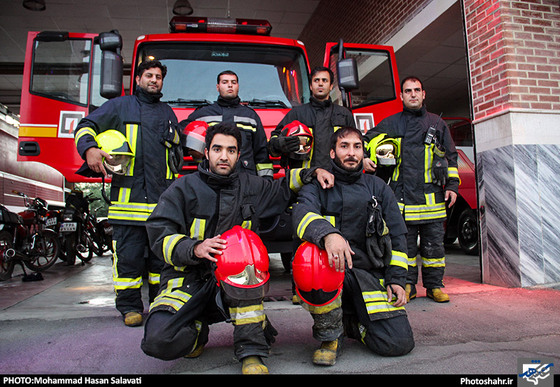 گزارش تصویری | یک افطاری ساده با آتش نشانان محله طرق | عکس:محمد حسن صلواتی /شهرآرا