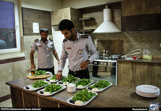 گزارش تصویری | یک افطاری ساده با آتش نشانان محله طرق | عکس:محمد حسن صلواتی /شهرآرا