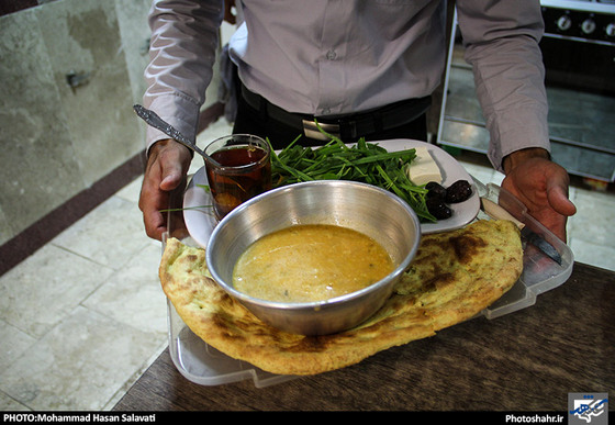 گزارش تصویری | یک افطاری ساده با آتش نشانان محله طرق | عکس:محمد حسن صلواتی /شهرآرا