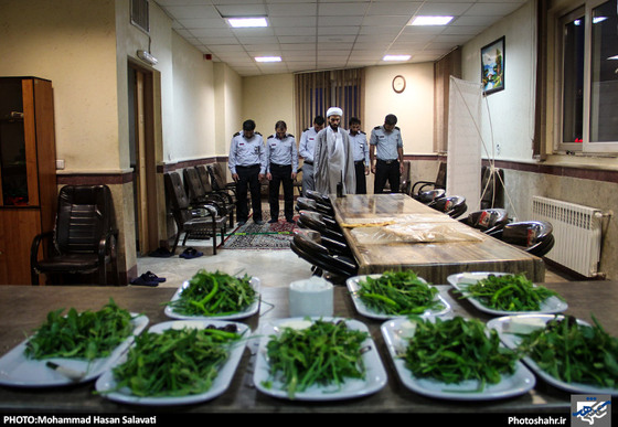 گزارش تصویری | یک افطاری ساده با آتش نشانان محله طرق | عکس:محمد حسن صلواتی /شهرآرا