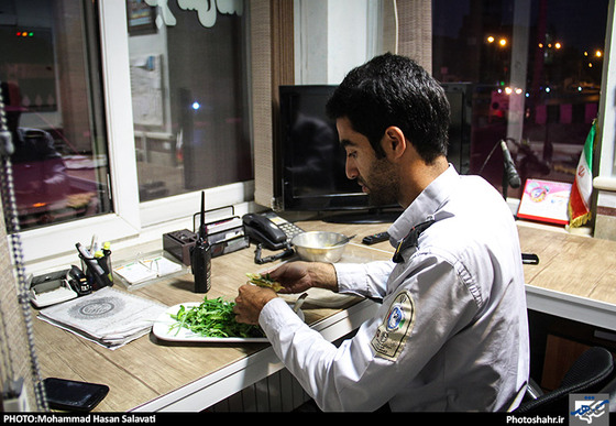 گزارش تصویری | یک افطاری ساده با آتش نشانان محله طرق | عکس:محمد حسن صلواتی /شهرآرا