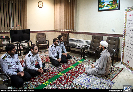 گزارش تصویری | یک افطاری ساده با آتش نشانان محله طرق | عکس:محمد حسن صلواتی /شهرآرا