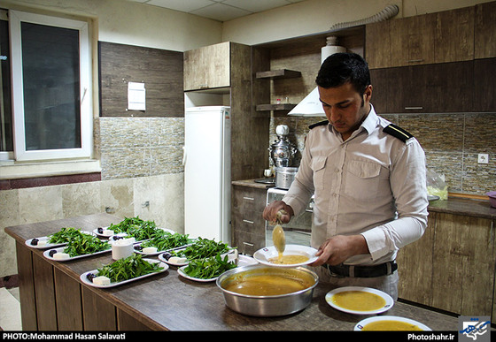 گزارش تصویری | یک افطاری ساده با آتش نشانان محله طرق | عکس:محمد حسن صلواتی /شهرآرا