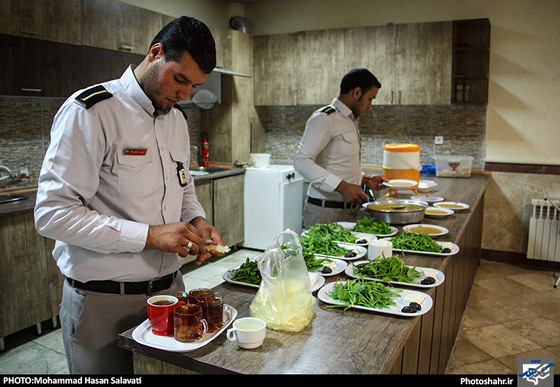 گزارش تصویری | یک افطاری ساده با آتش نشانان محله طرق | عکس:محمد حسن صلواتی /شهرآرا