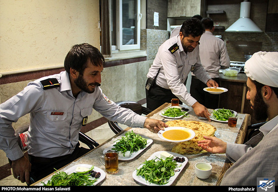 گزارش تصویری | یک افطاری ساده با آتش نشانان محله طرق | عکس:محمد حسن صلواتی /شهرآرا