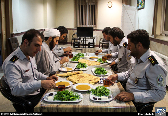 گزارش تصویری | یک افطاری ساده با آتش نشانان محله طرق | عکس:محمد حسن صلواتی /شهرآرا