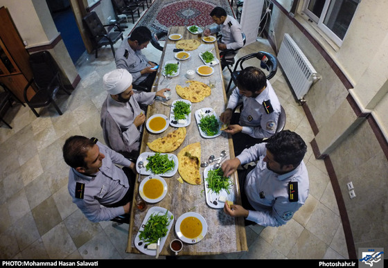 گزارش تصویری | یک افطاری ساده با آتش نشانان محله طرق | عکس:محمد حسن صلواتی /شهرآرا