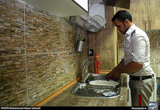 گزارش تصویری | یک افطاری ساده با آتش نشانان محله طرق | عکس:محمد حسن صلواتی /شهرآرا