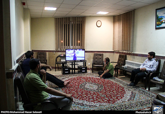 گزارش تصویری | یک افطاری ساده با آتش نشانان محله طرق | عکس:محمد حسن صلواتی /شهرآرا