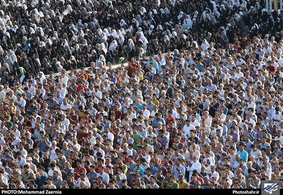 گزارش تصویری |اقامه ی نماز عید فطر در حرم رضوی | عکس:محمد زائرنیا