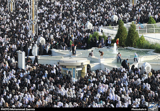 گزارش تصویری |اقامه ی نماز عید فطر در حرم رضوی | عکس:محمد زائرنیا