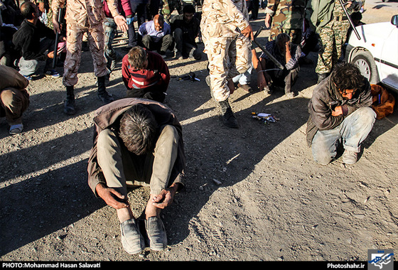 گزارش تصویری | جمع آوری معتادان پر خطر درحاشیه شهر مشهد | عکس : محمد حسن صلواتی /شهرآرا