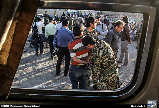 گزارش تصویری | جمع آوری معتادان پر خطر درحاشیه شهر مشهد | عکس : محمد حسن صلواتی /شهرآرا