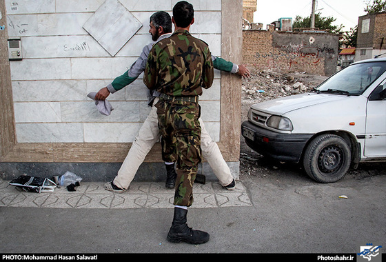 گزارش تصویری | جمع آوری معتادان پر خطر درحاشیه شهر مشهد | عکس : محمد حسن صلواتی /شهرآرا