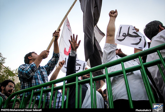 گزارش تصویری | تجمع اعتراض آمیز مردم مشهد در مقابل کنسولگری عربستان در پی فاجعه ی منا | عکس : محمدحسن صلواتی /شهرآرا