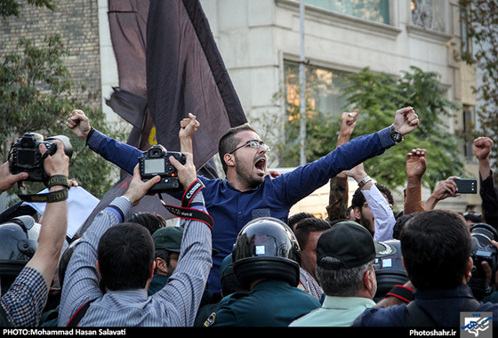 گزارش تصویری | تجمع اعتراض آمیز مردم مشهد در مقابل کنسولگری عربستان در پی فاجعه ی منا | عکس : محمدحسن صلواتی /شهرآرا