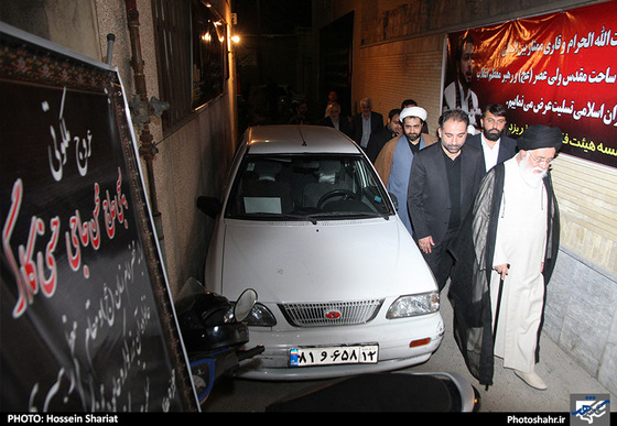 گزارش تصویری | دیدار آیت الله علم الهدی با خانواده مرحوم محسن حاجی حسنی کارگر از جانباختگان فاجعه ی منا | عکس : حسین شریعت / شهرآرا