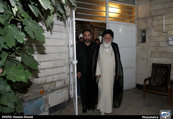 گزارش تصویری | دیدار آیت الله علم الهدی با خانواده مرحوم محسن حاجی حسنی کارگر از جانباختگان فاجعه ی منا | عکس : حسین شریعت / شهرآرا